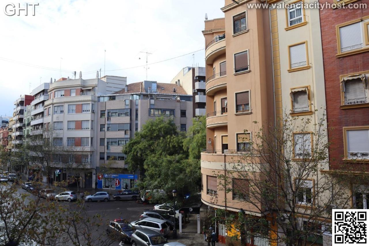 Valencia City Host Exterior photo